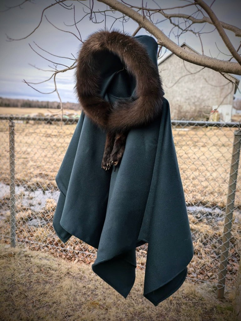 Puncho vert avec fourrure de pékan - Mireille Pouliot Créations