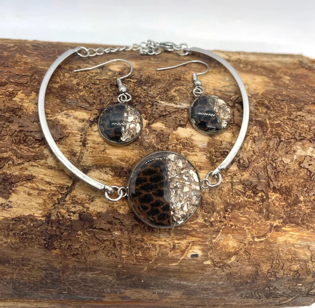 Ensemble boucles d'oreilles et bracelet en cuir de castor - La Trappeuse du Nord