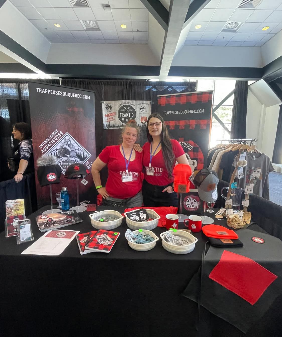 Cathy et Stéphanie au kiosque des Trappeuses du Québec lors du Congrès des Trappeurs 2025