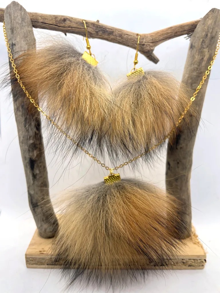 Ensemble boucles d'oreilles et collier en fourrure d'écureuil - La Trappeuse du Nord